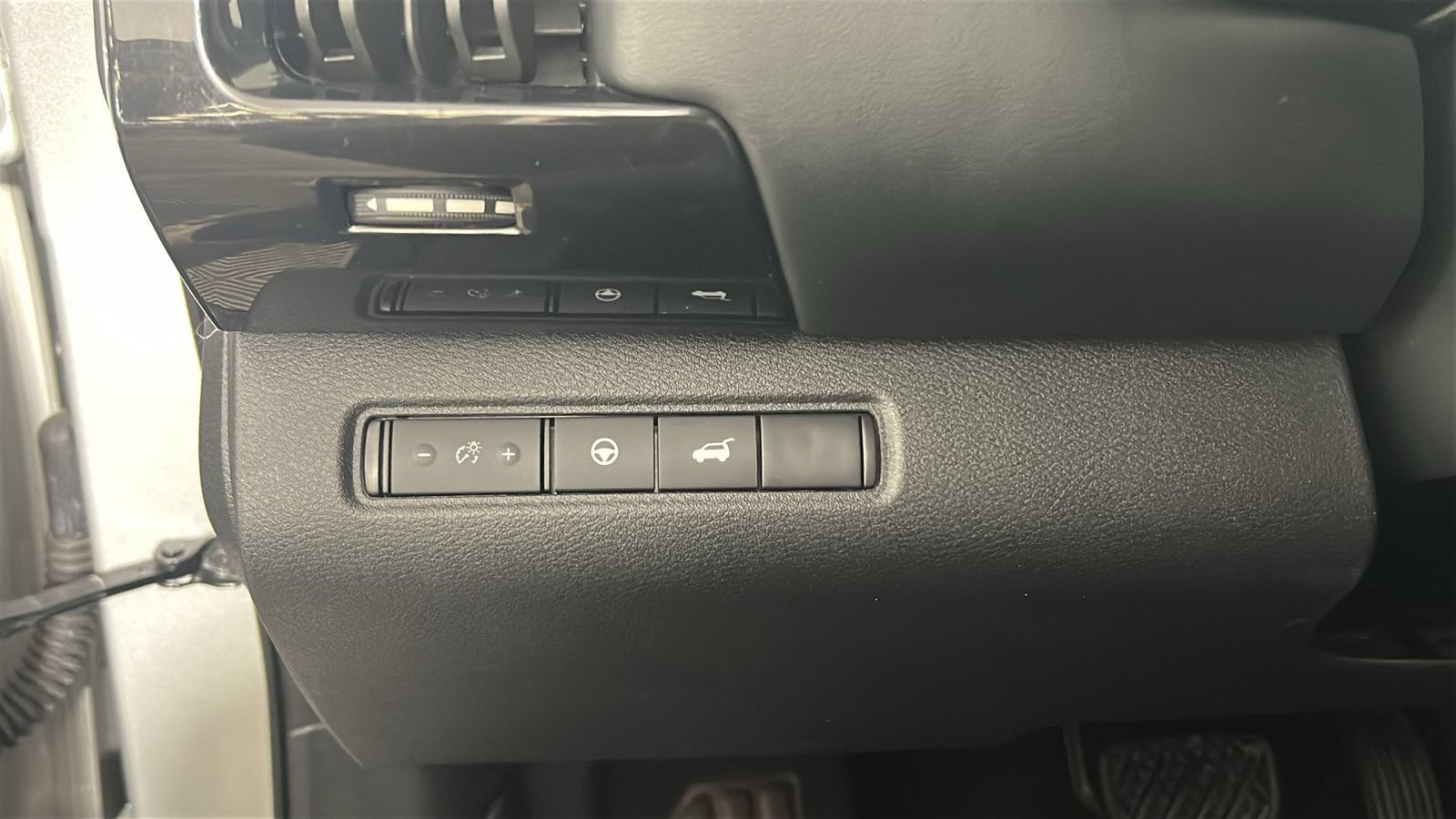 Used 2025 Nissan Pathfinder SV AWD/4WD image 23