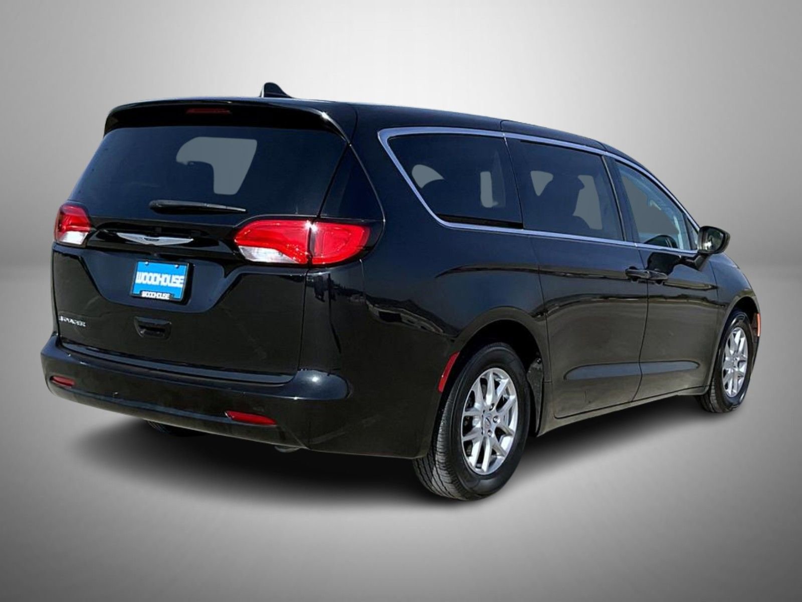 Used 2023 Chrysler Voyager LX image 5