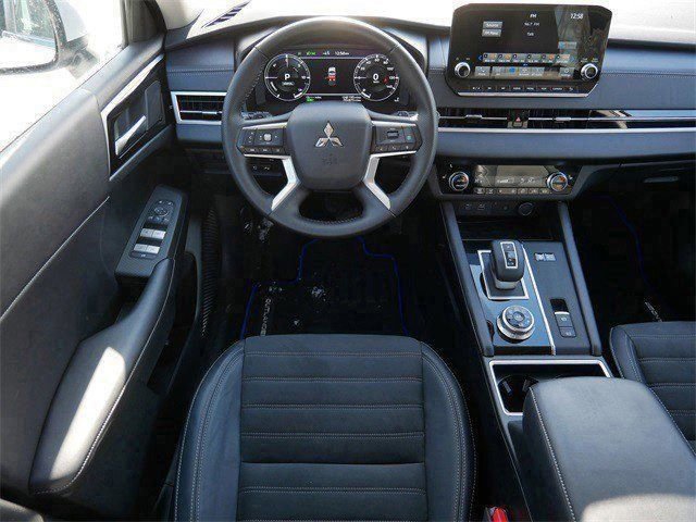 Used 2025 Mitsubishi Outlander SE image 10