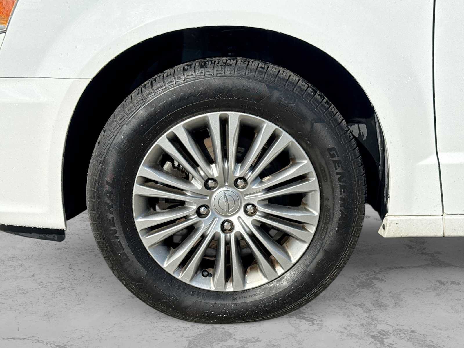 Used 2014 Chrysler Town & Country Touring-L FWD image 13