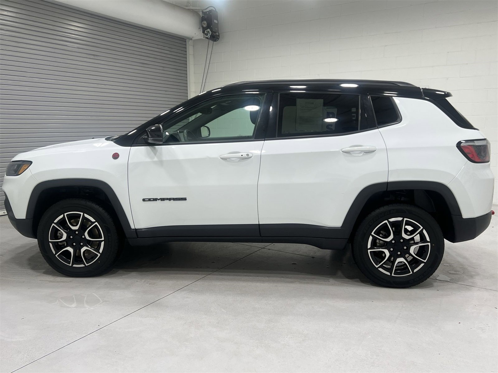 Used 2024 Jeep Compass Trailhawk image 5