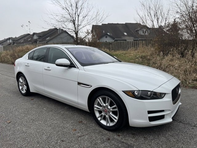 Used 2018 Jaguar XE Premium image 4