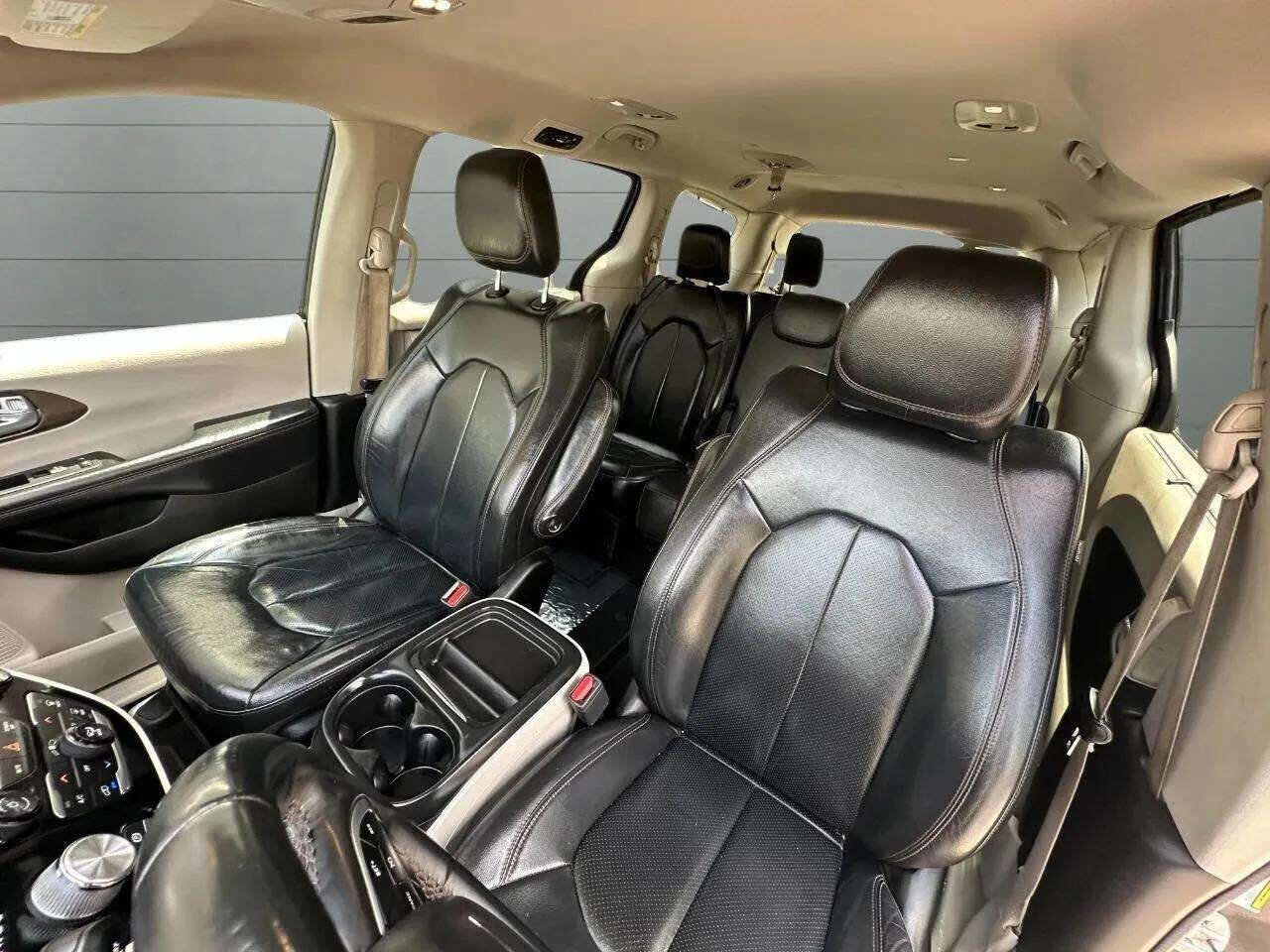 Used 2018 Chrysler Pacifica Touring-L image 49