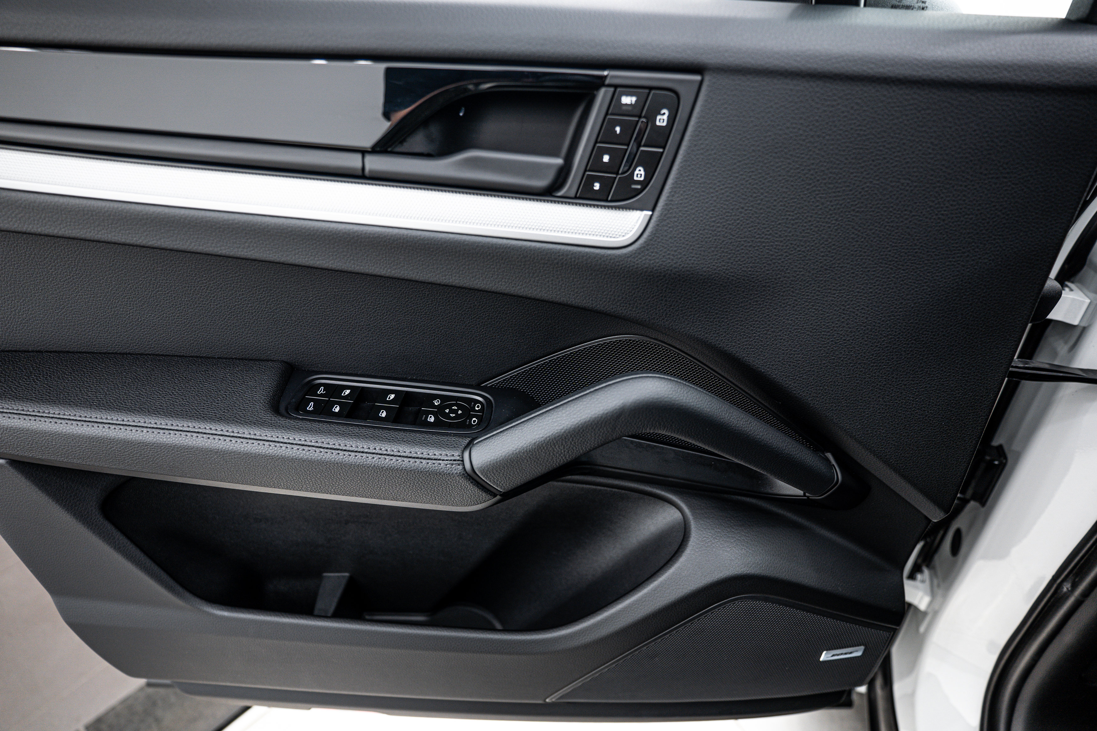 Certified 2025 Porsche Cayenne Coupe image 18