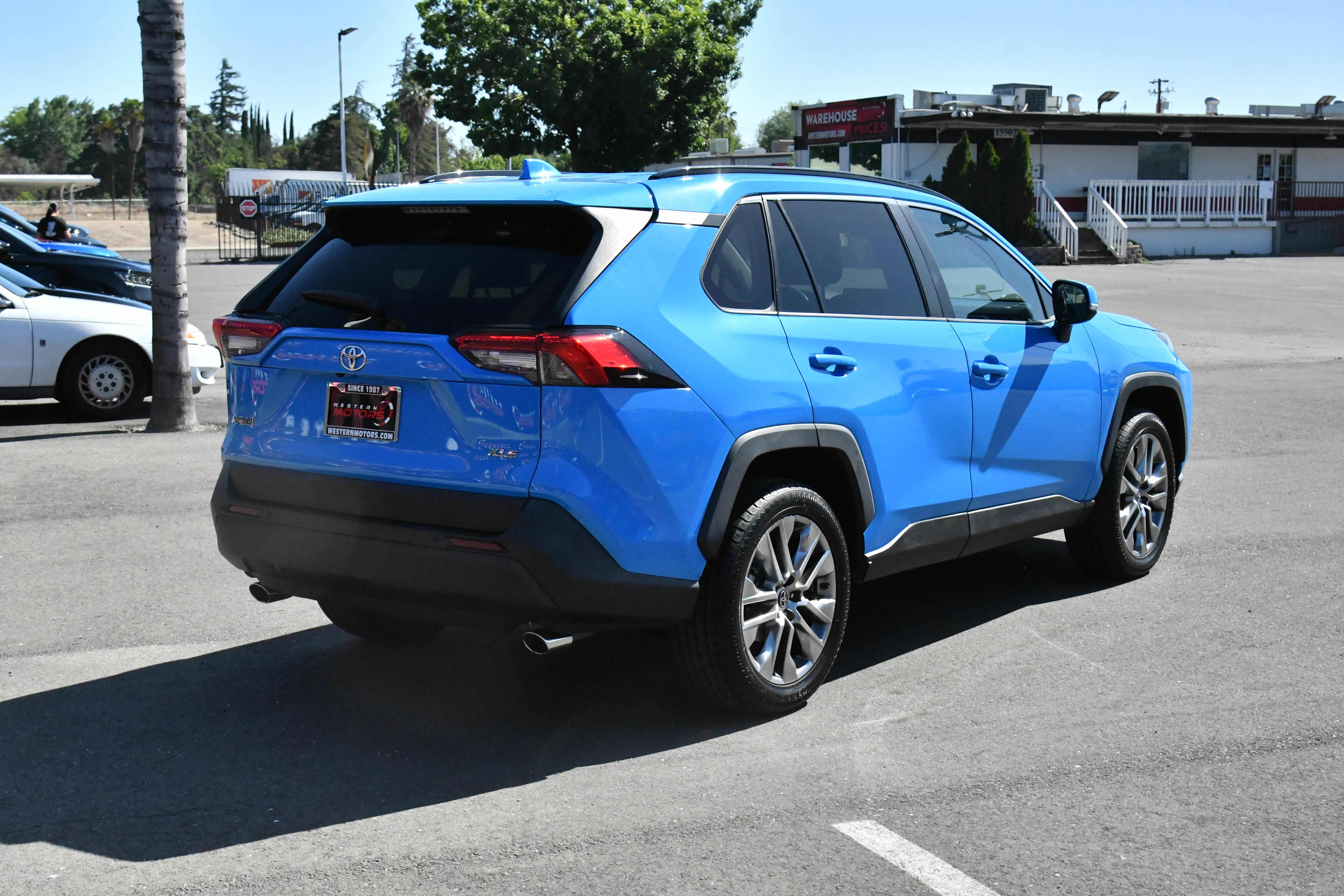 Used 2020 Toyota RAV4 XLE Premium FWD image 8