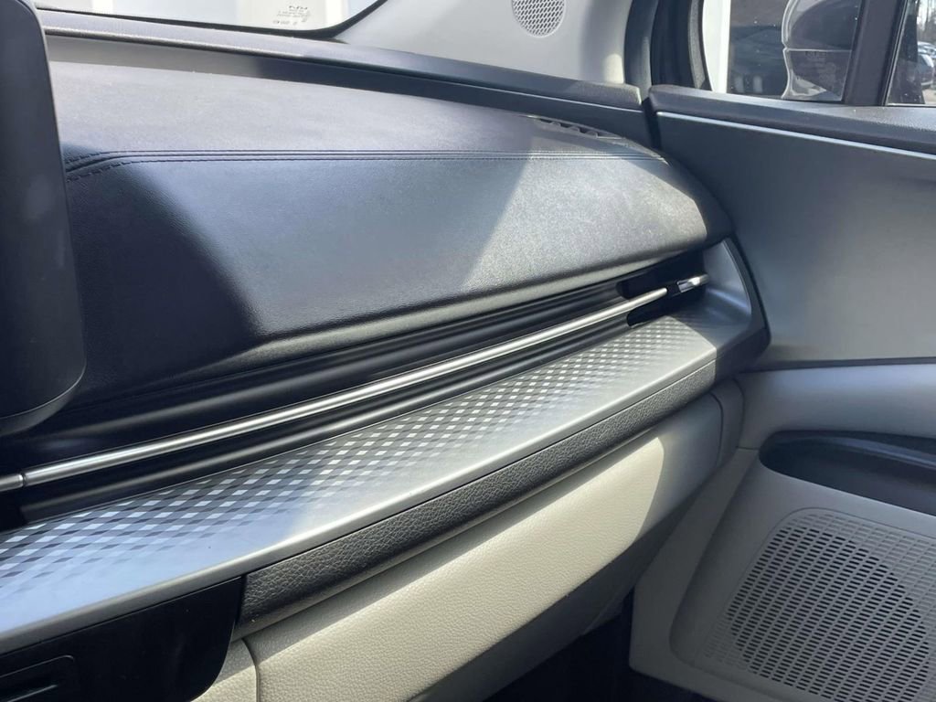 Used 2022 Kia Carnival LX image 32