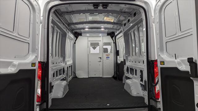 Used 2022 Ford E-Transit Medium Roof image 14