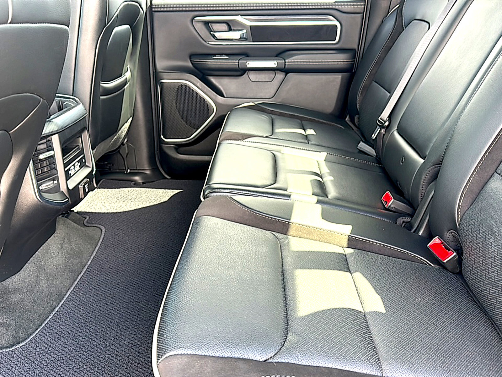 Used 2024 RAM 1500 Laramie image 18