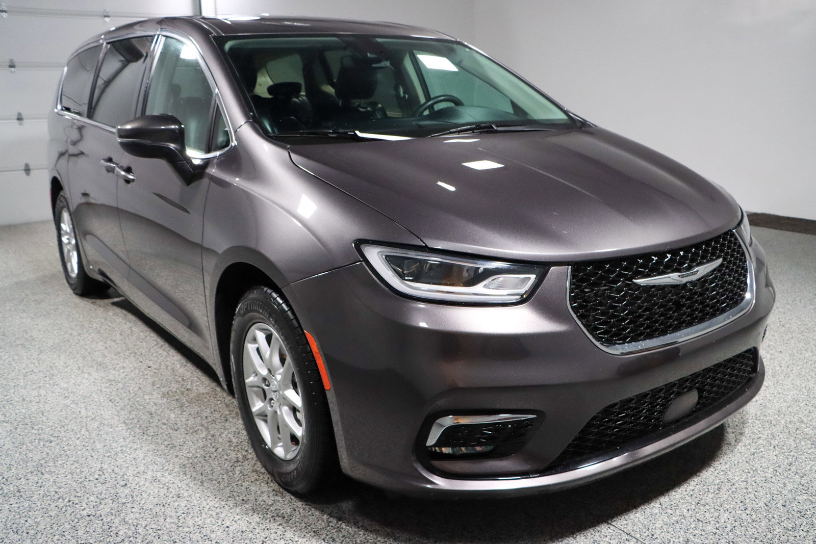 Used 2023 Chrysler Pacifica Touring-L image 5