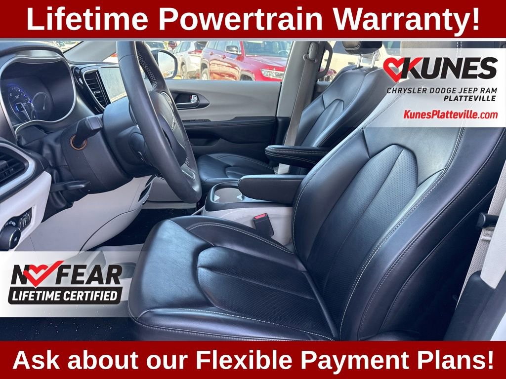 Used 2023 Chrysler Pacifica Touring-L image 12