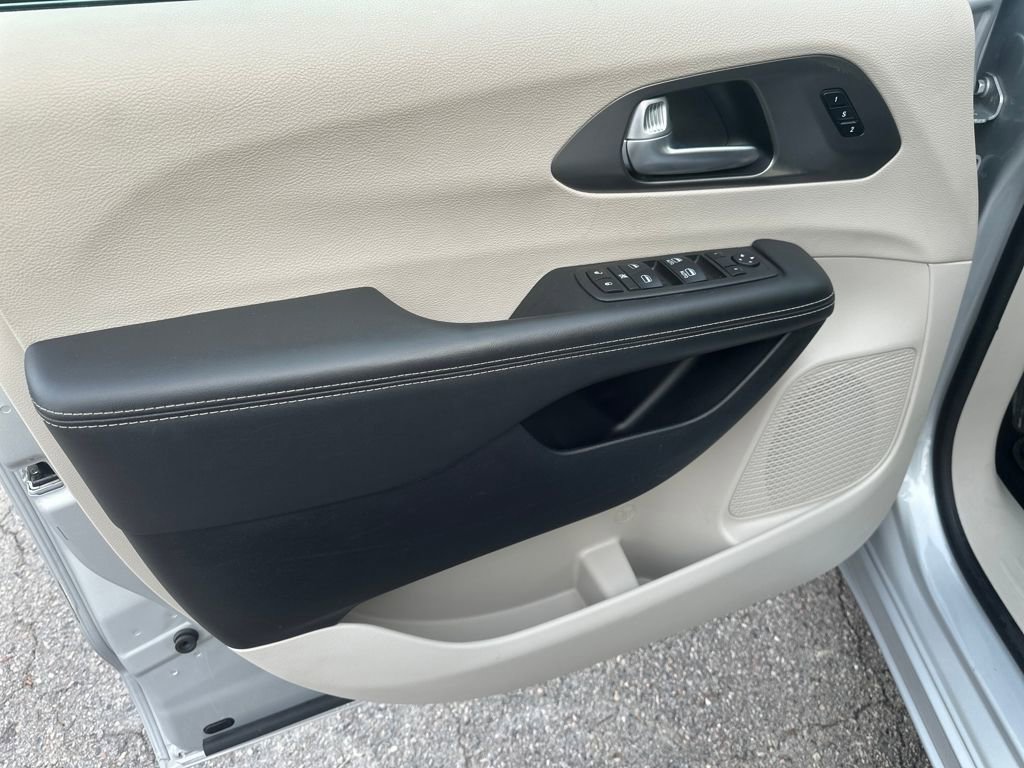 Used 2024 Chrysler Pacifica Touring-L image 7