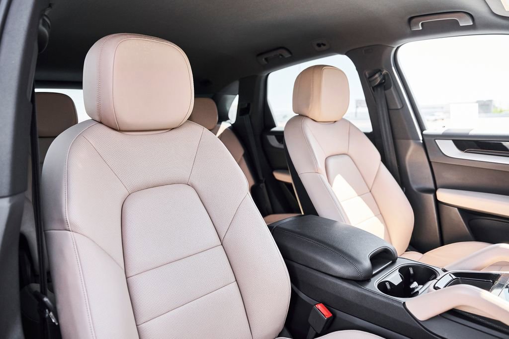 Used 2025 Porsche Cayenne image 39