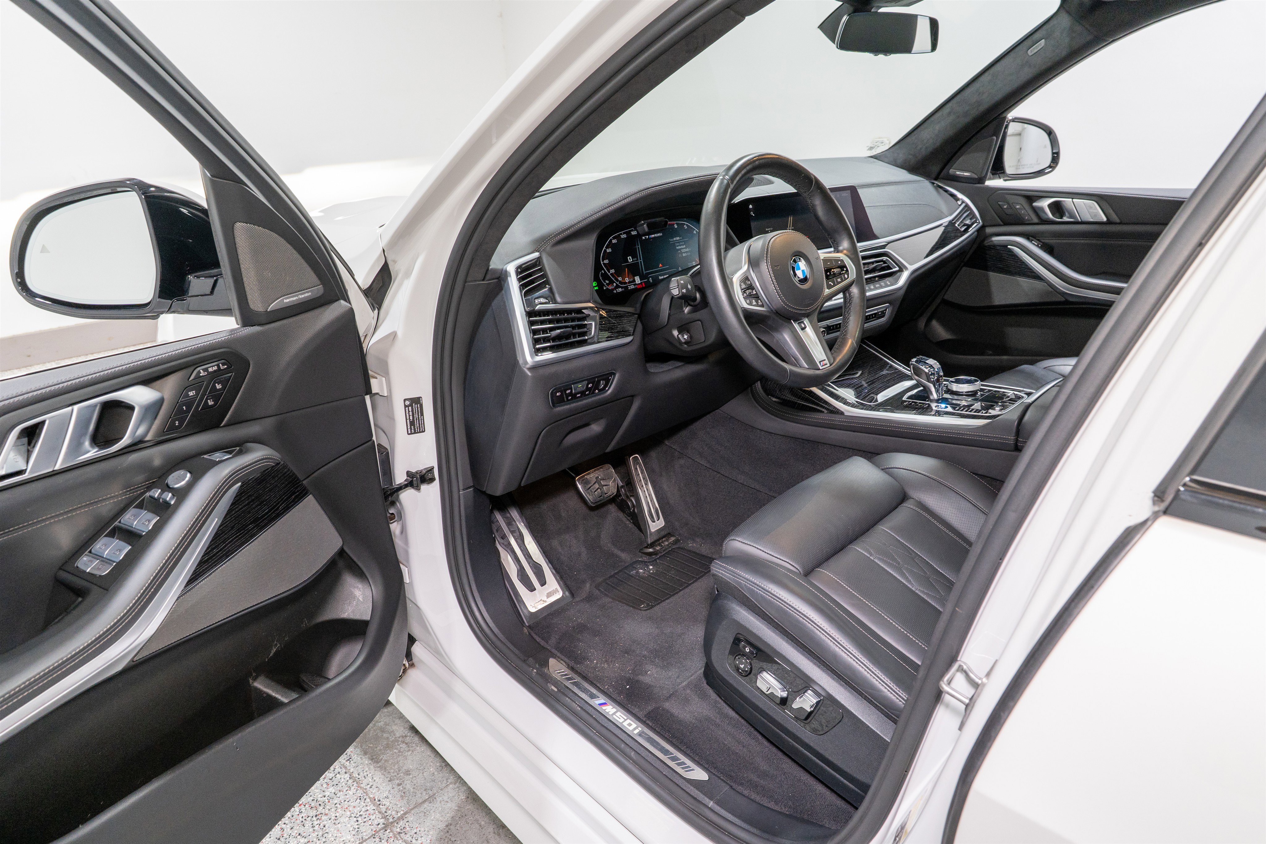 Used 2022 BMW X7 M50i image 12