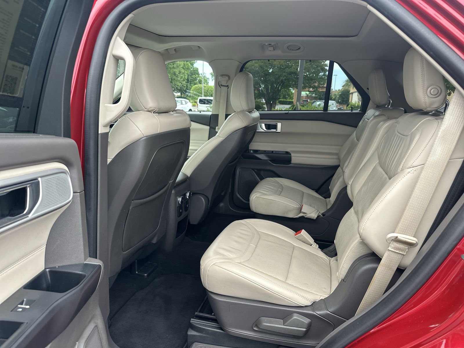 Used 2020 Ford Explorer Platinum w/ Premium Technology Package AWD/4WD image 31