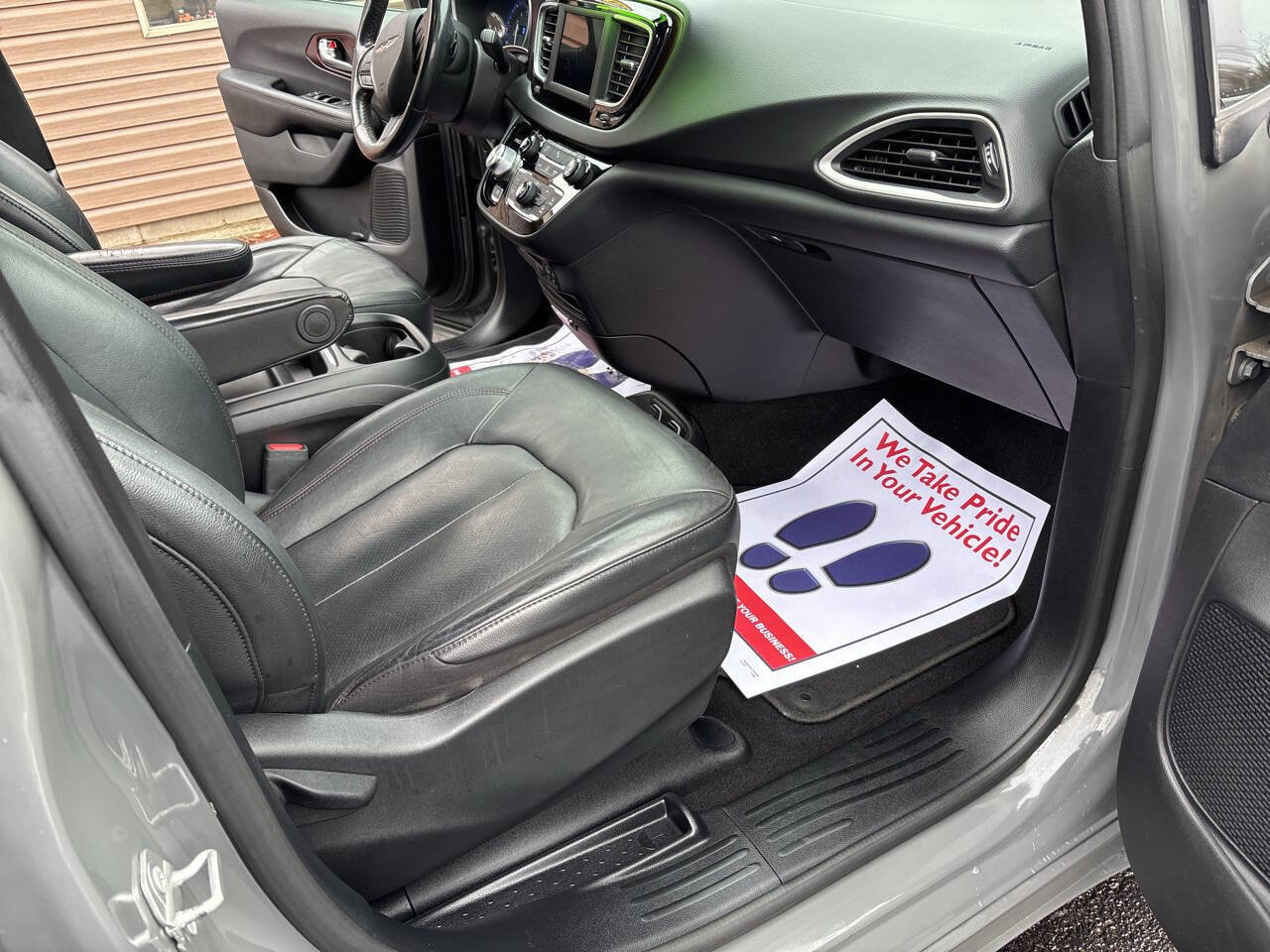 Used 2020 Chrysler Pacifica Touring-L image 8