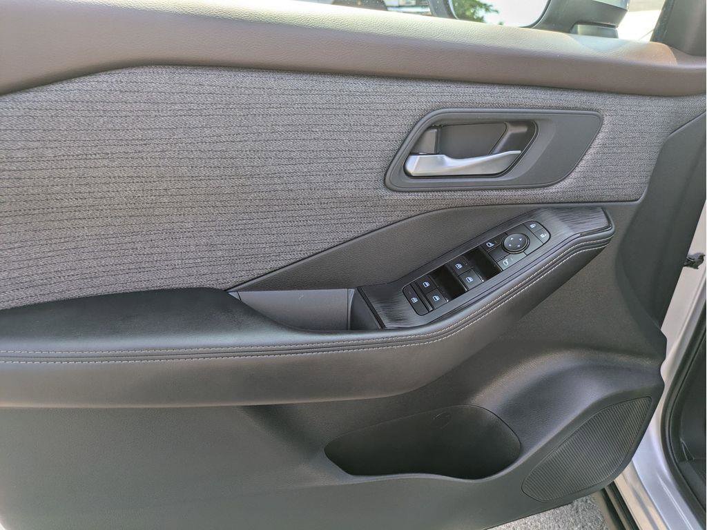 Used 2021 Nissan Rogue SV image 14