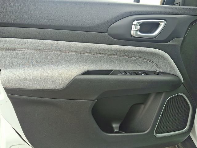 Used 2023 Jeep Compass Latitude image 11