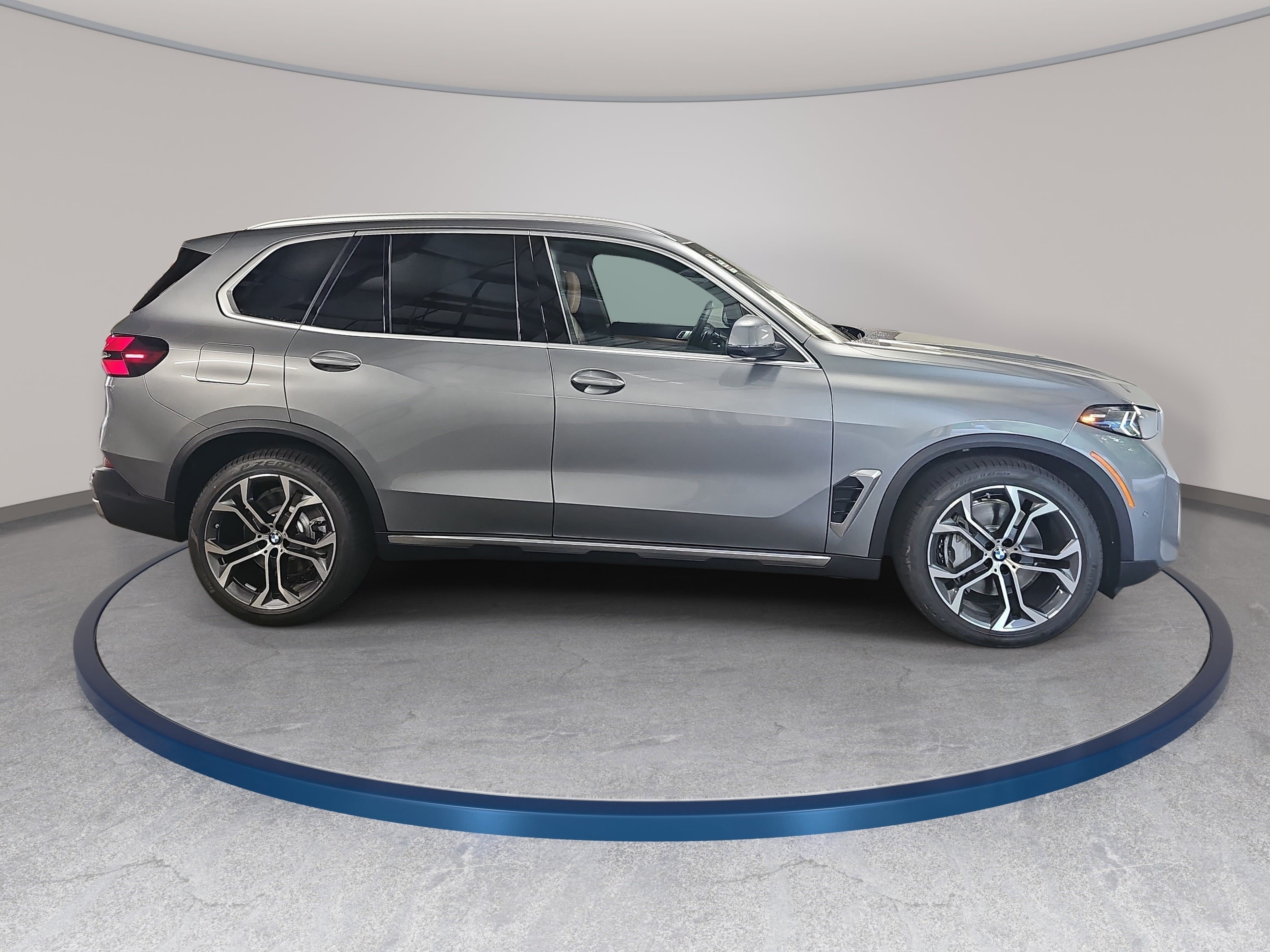 New 2026 BMW X5 xDrive50e w/ Climate Comfort Package AWD/4WD image 4