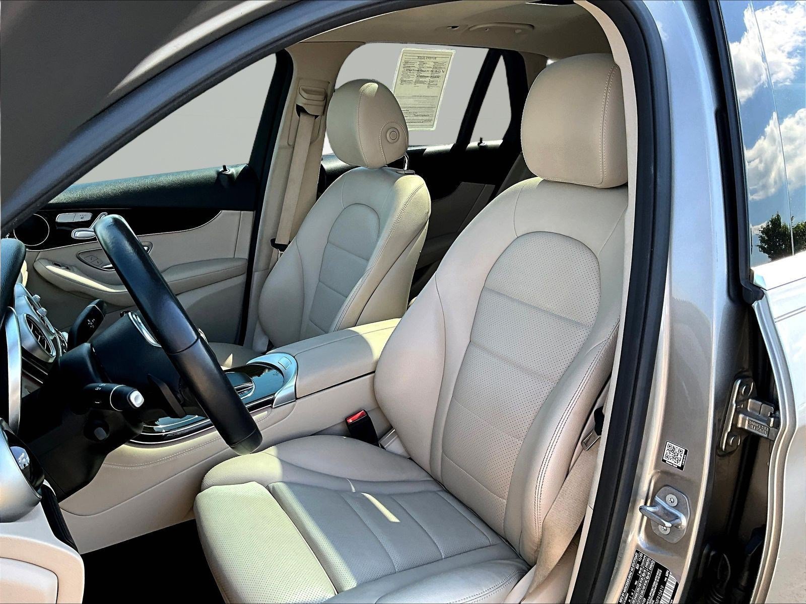 Used 2021 Mercedes-Benz GLC 300 4MATIC w/ Premium Package image 21