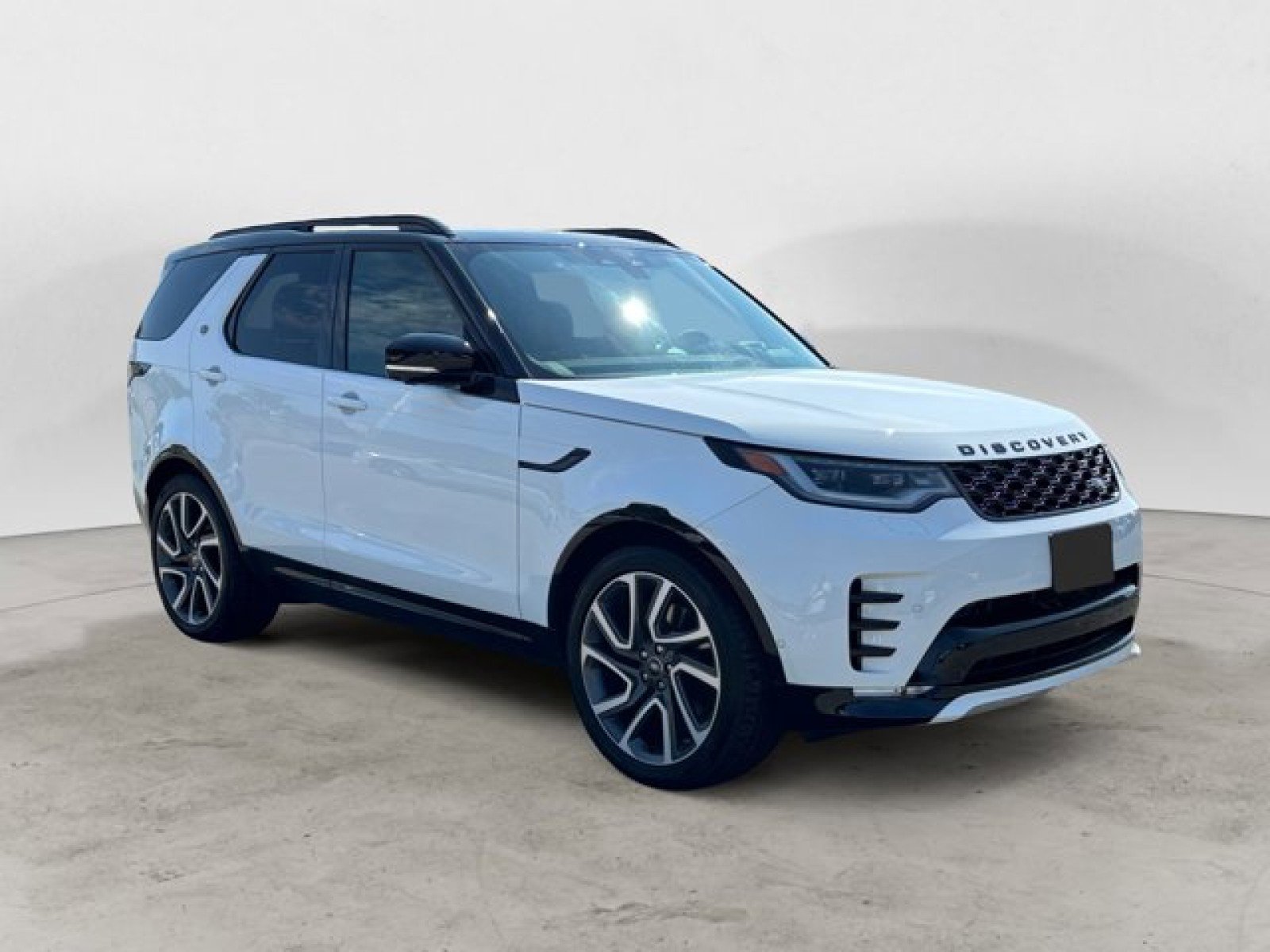 New 2025 Land Rover Discovery Dynamic SE image 2