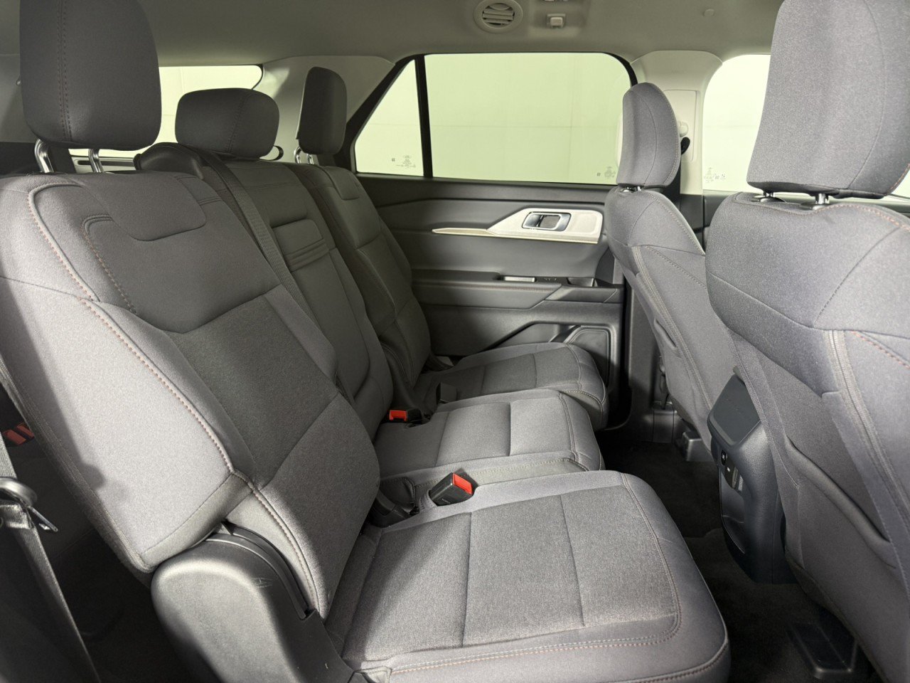 Used 2025 Ford Explorer Active AWD/4WD image 13