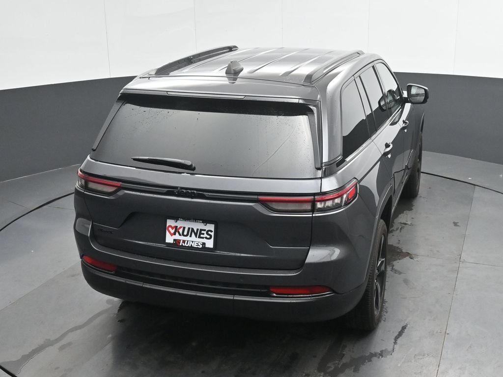 Used 2025 Jeep Grand Cherokee Altitude AWD/4WD image 30