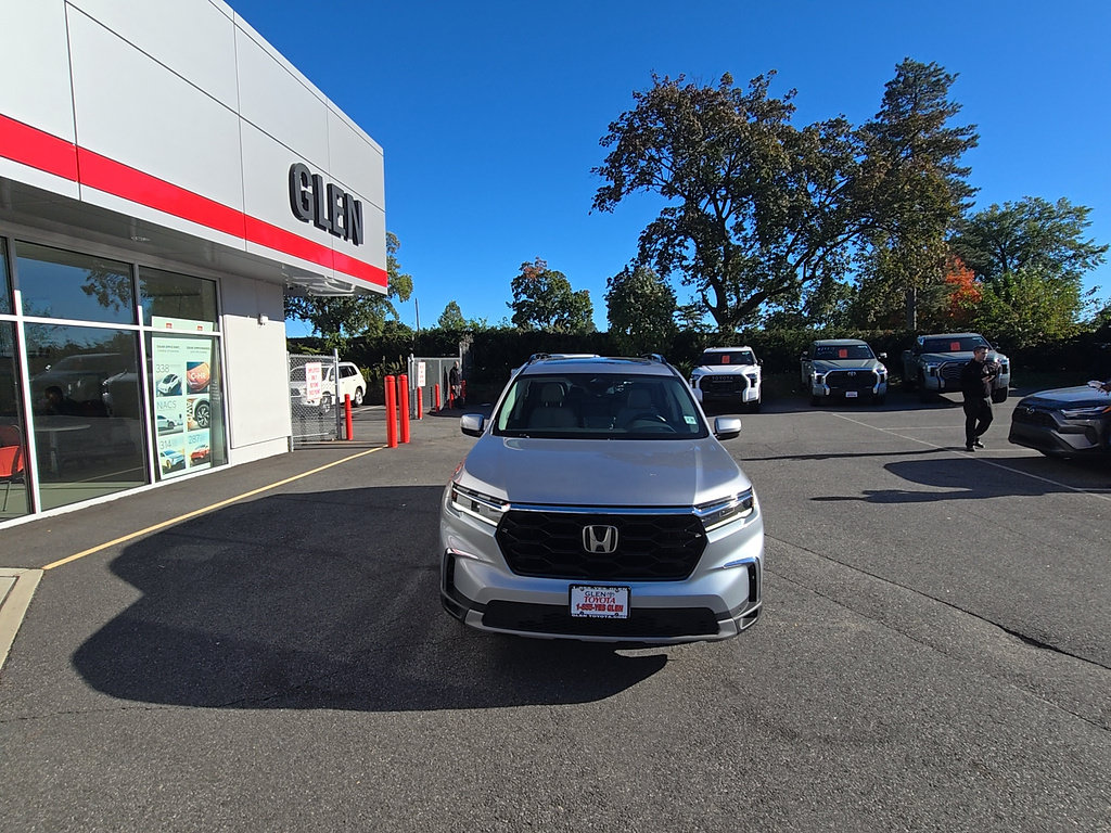 Used 2025 Honda Pilot Touring image 2