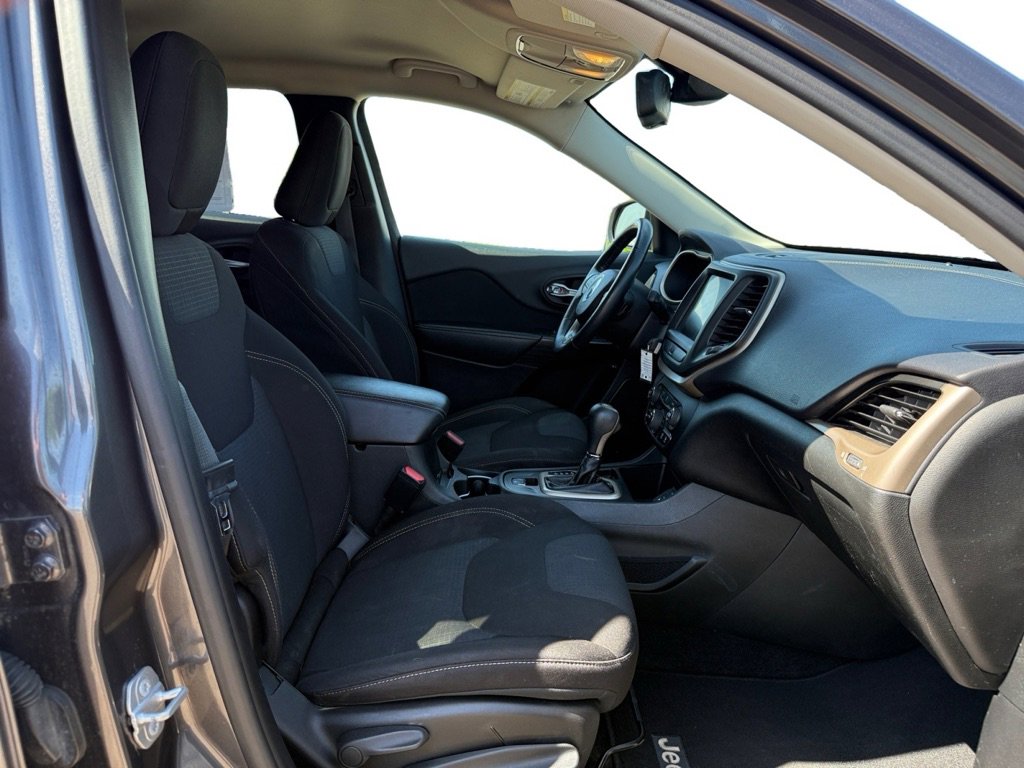 Used 2015 Jeep Cherokee Latitude FWD image 12