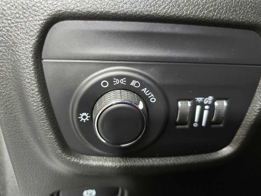 Used 2023 Jeep Grand Cherokee Altitude image 23