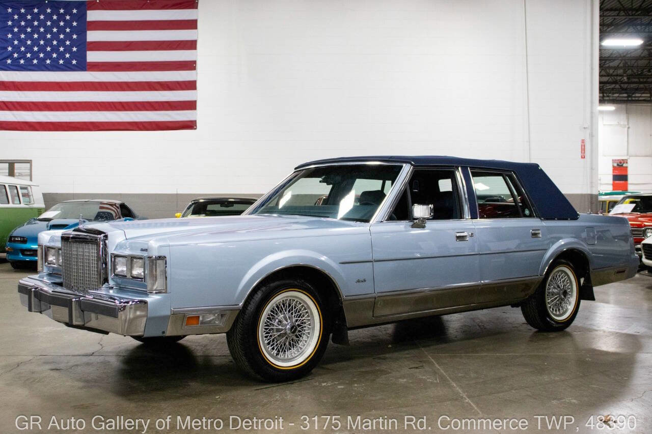 Used 1986 Lincoln Town Car image 1