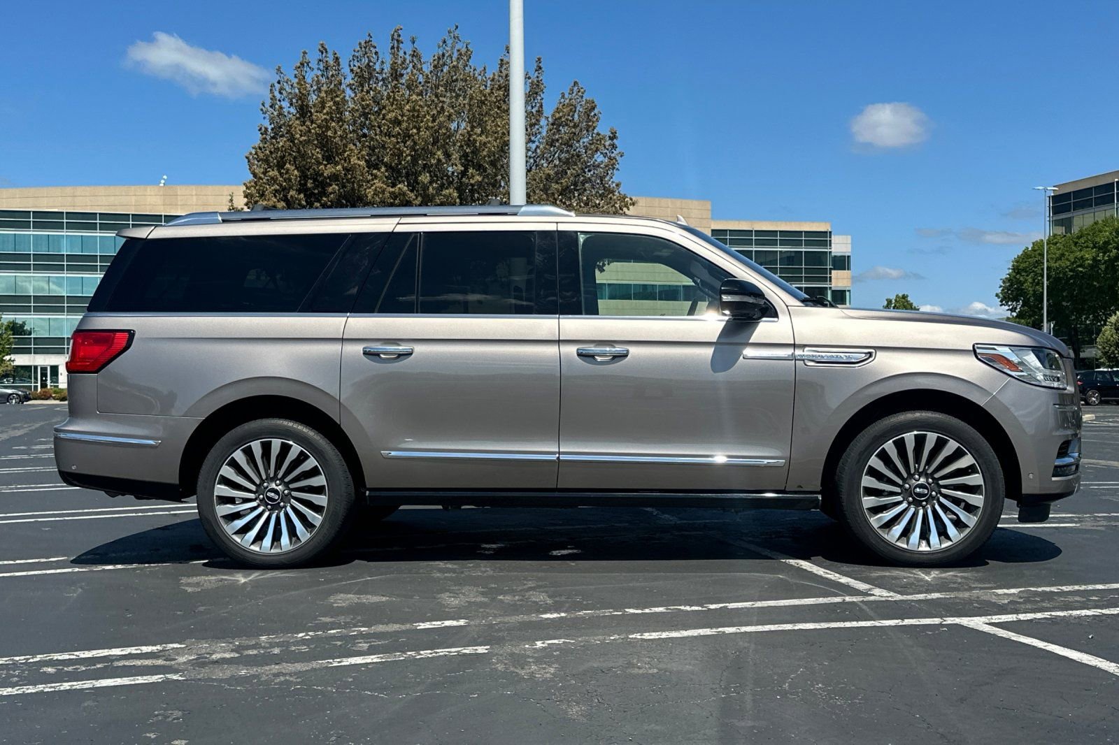 Used 2019 Lincoln Navigator L Reserve image 3