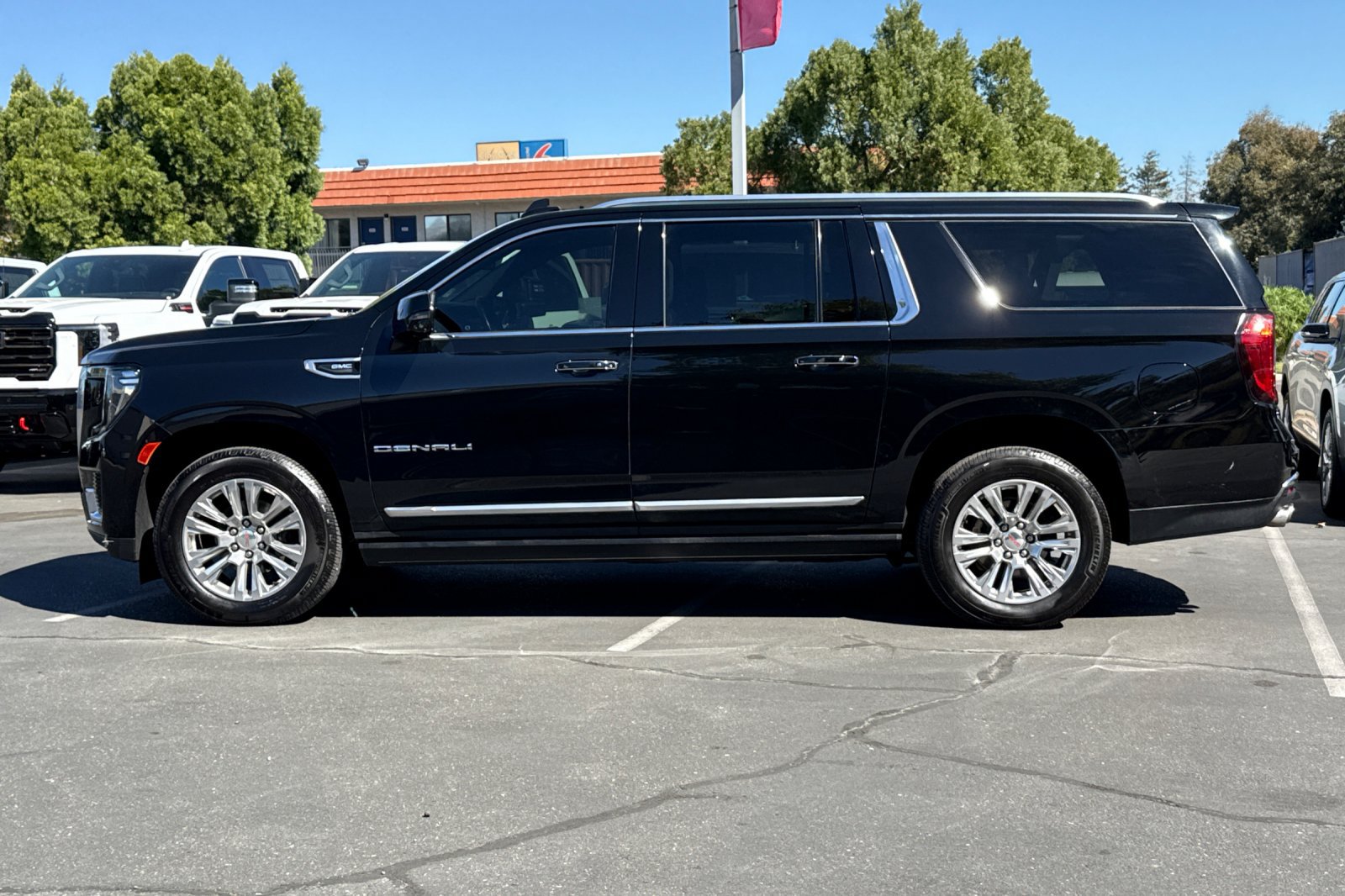 Used 2022 GMC Yukon XL Denali AWD/4WD image 8