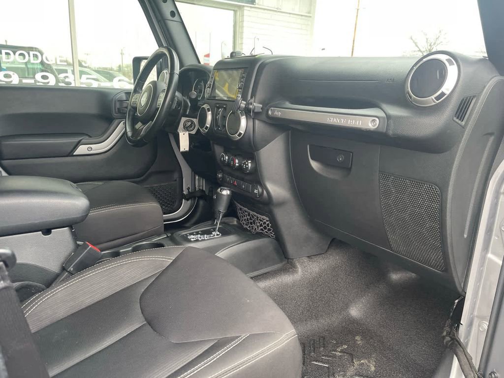 Used 2018 Jeep Wrangler Unlimited Sahara w/ Connectivity Group AWD/4WD image 10