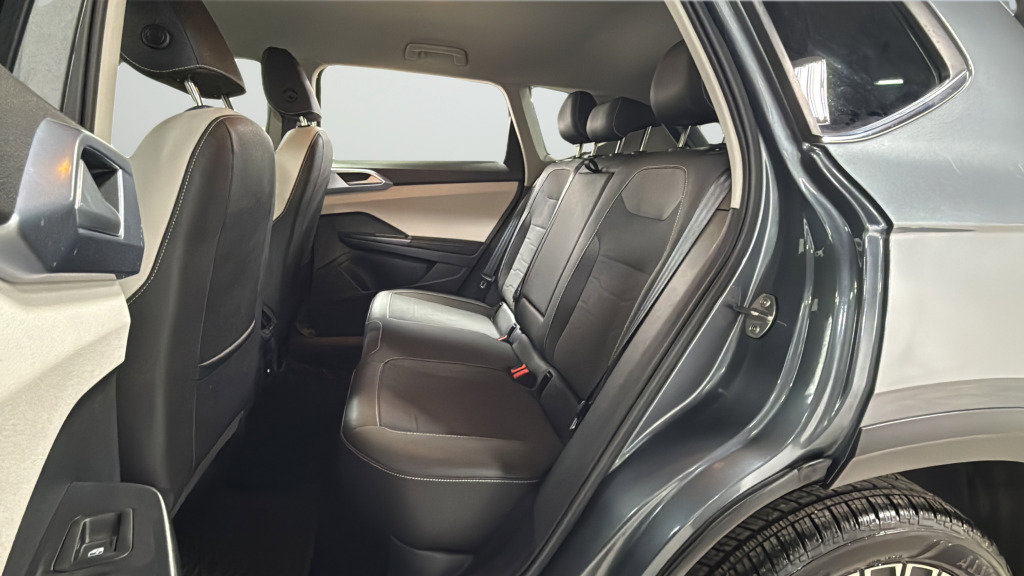 Certified 2025 Volkswagen Taos SE image 32