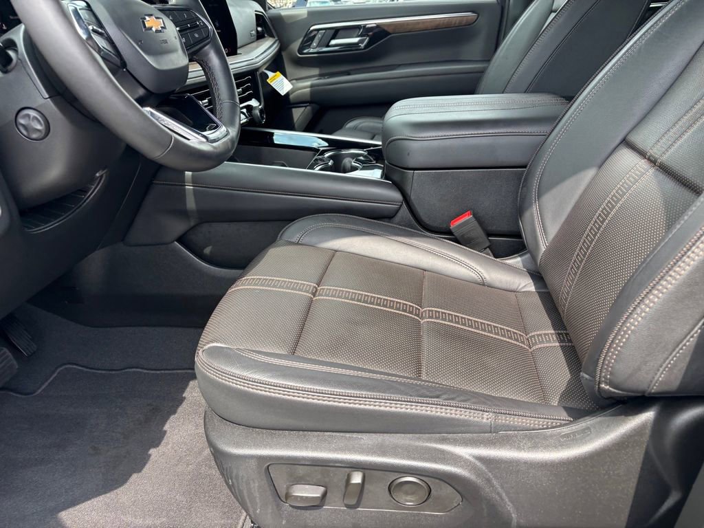 Used 2025 Chevrolet Suburban High Country AWD/4WD image 9