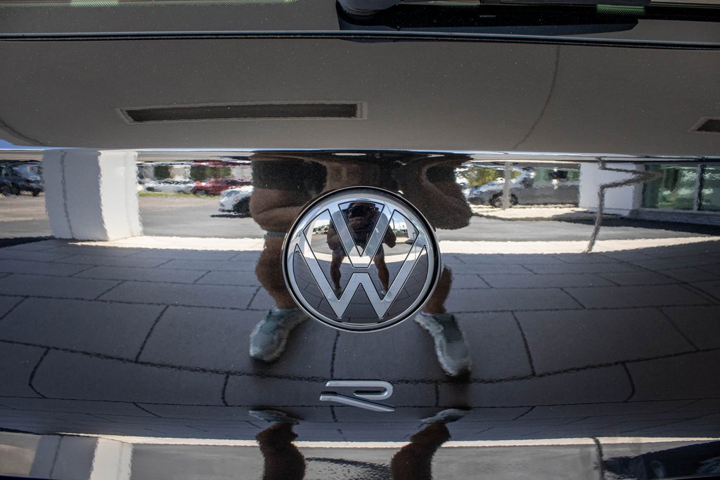 Used 2025 Volkswagen Golf R Black Edition image 15