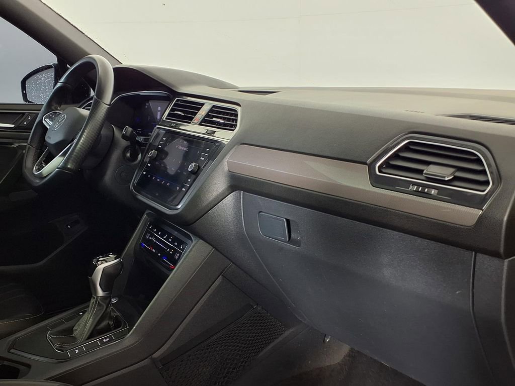 Used 2024 Volkswagen Tiguan SE R-Line image 9