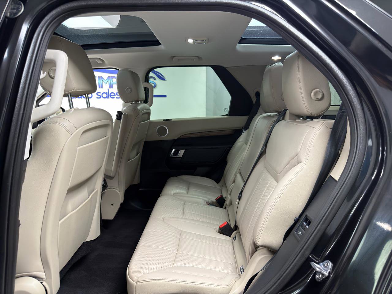 Used 2017 Land Rover Discovery HSE image 32