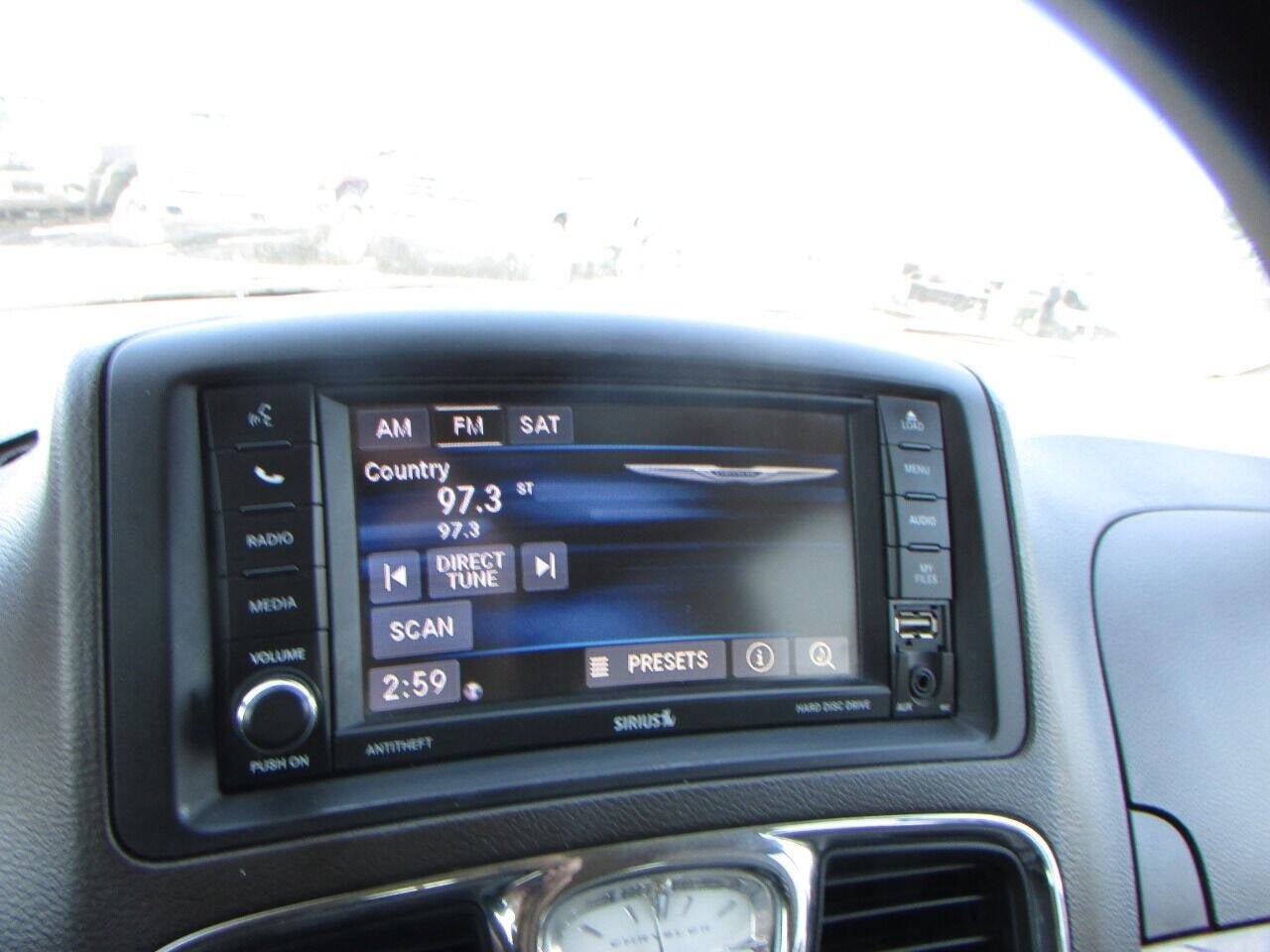 Used 2015 Chrysler Town & Country Touring FWD image 56
