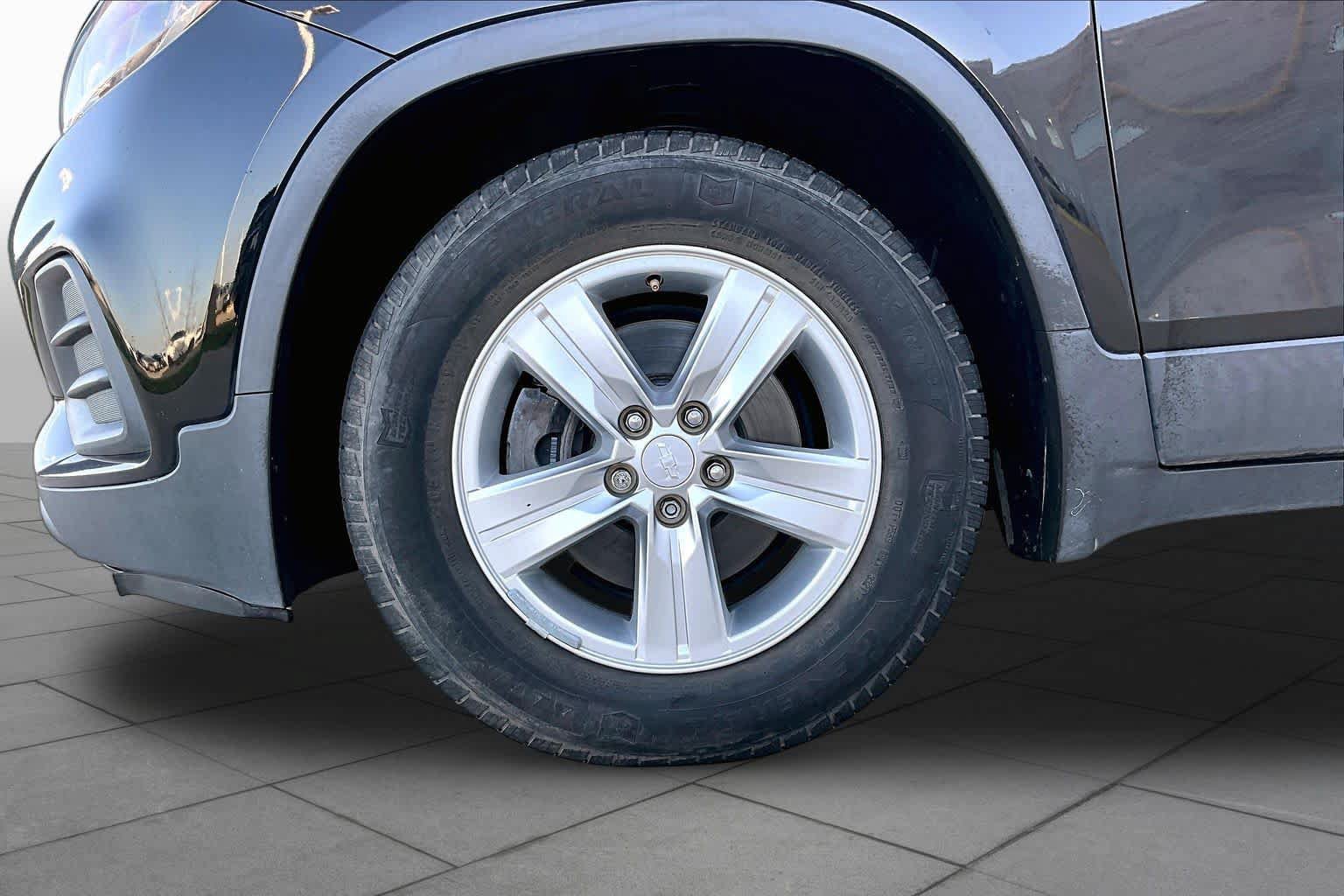 Used 2019 Chevrolet Trax LS w/ Tint and Cruise Package FWD image 11