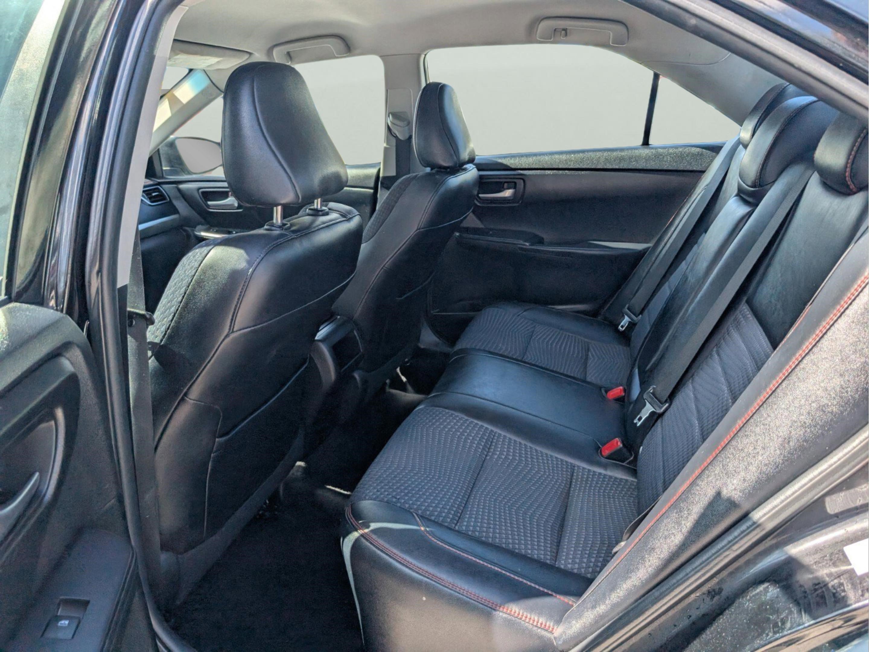 Used 2015 Toyota Camry SE image 30