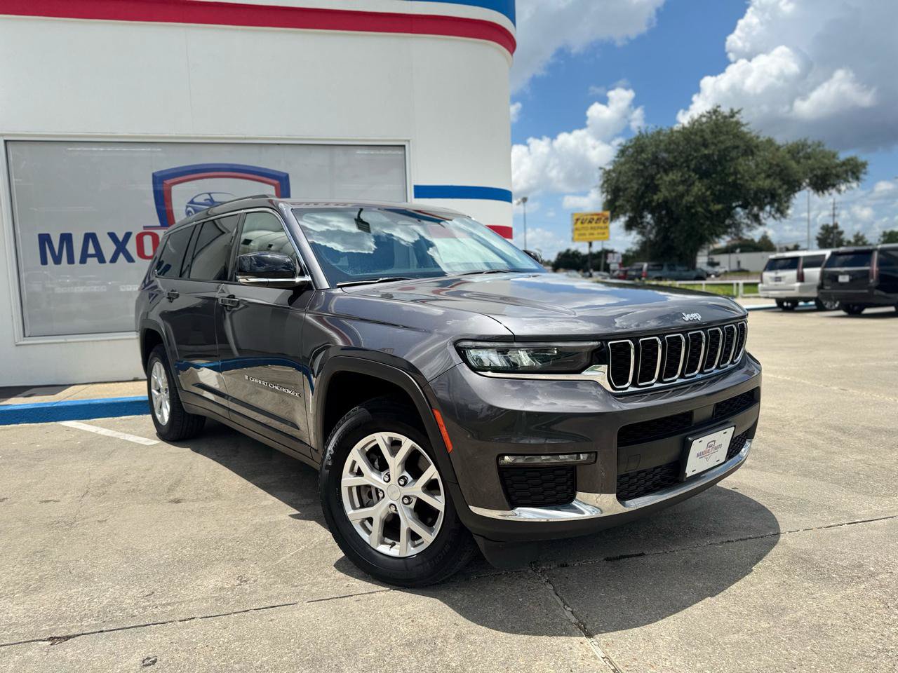 Used 2023 Jeep Grand Cherokee L Limited AWD/4WD image 17