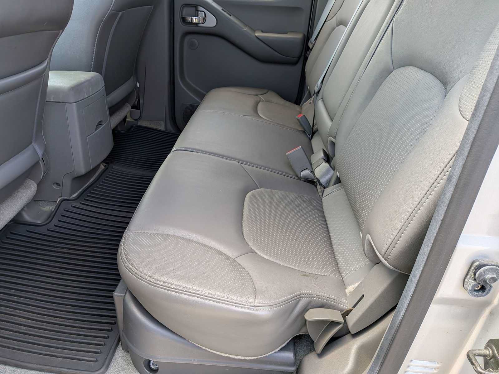 Used 2012 Nissan Frontier SL w/ Moonroof Pkg AWD/4WD image 17