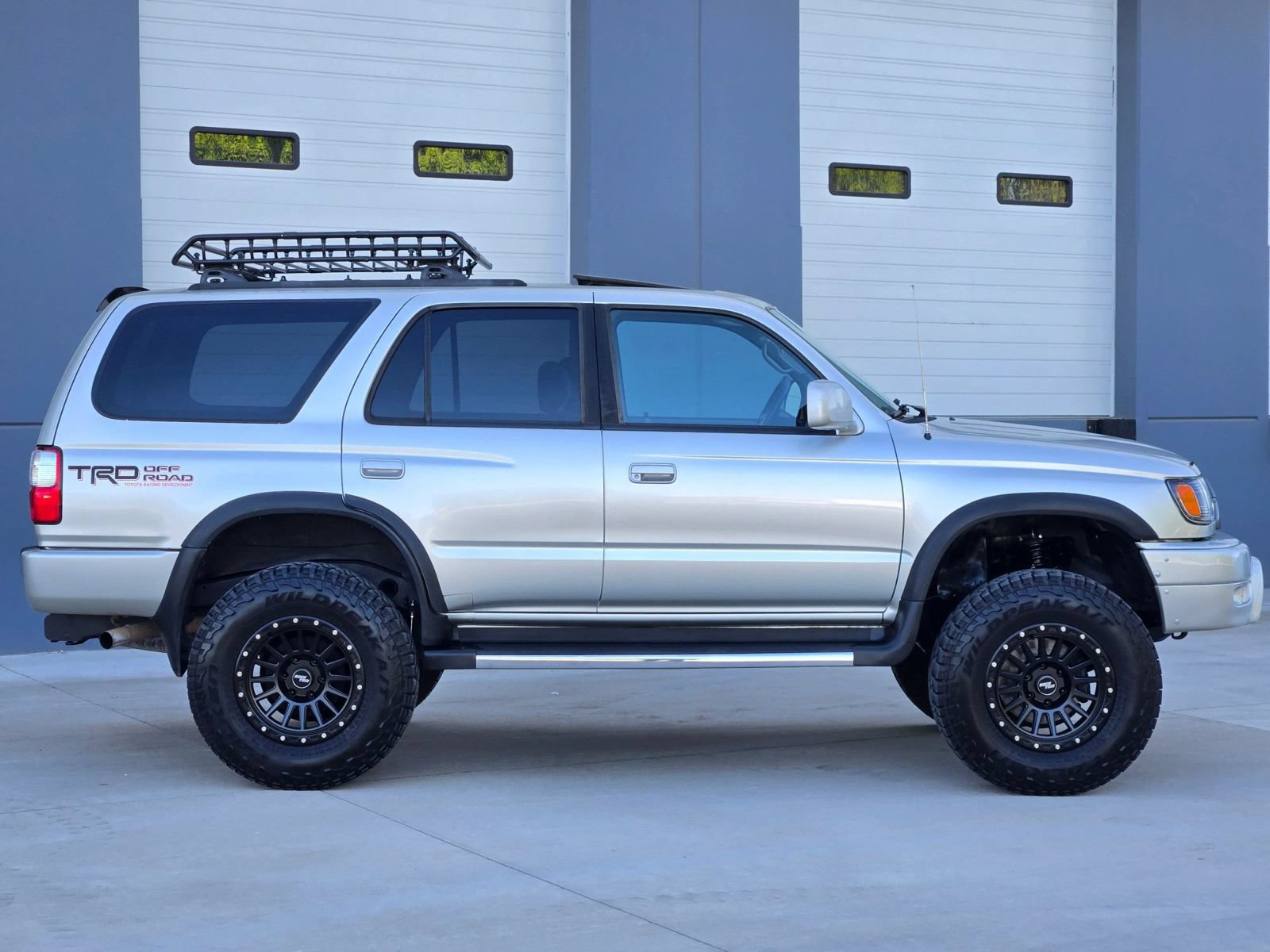 Used 2000 Toyota 4Runner SR5 w/ Upgrade Value Pkg 4 AWD/4WD image 9