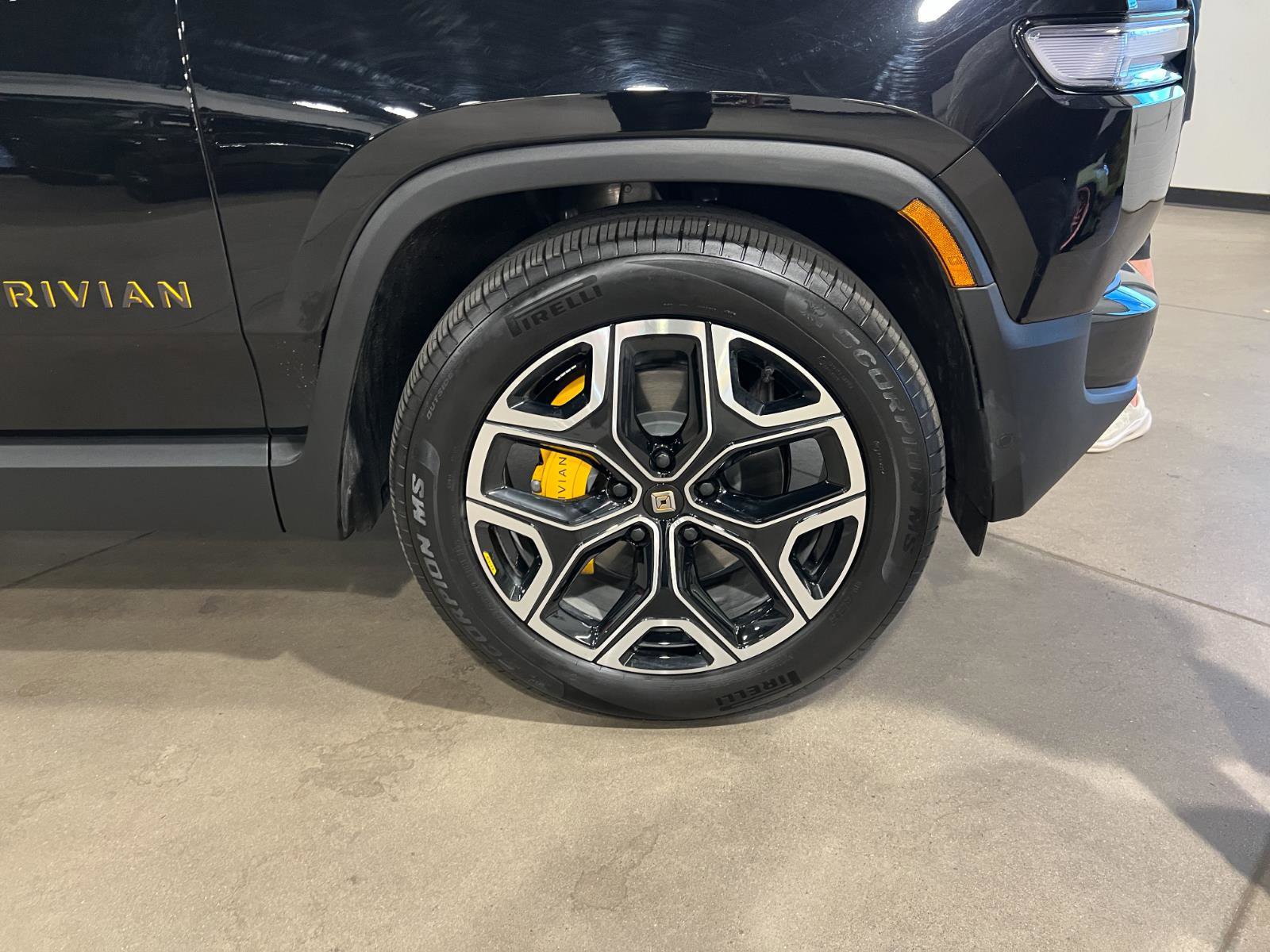 Used 2025 Rivian R1S Premium image 43