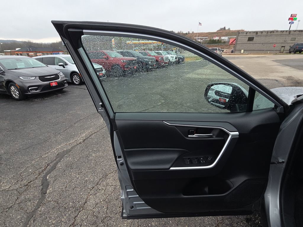 Used 2025 Toyota RAV4 XLE FWD image 12