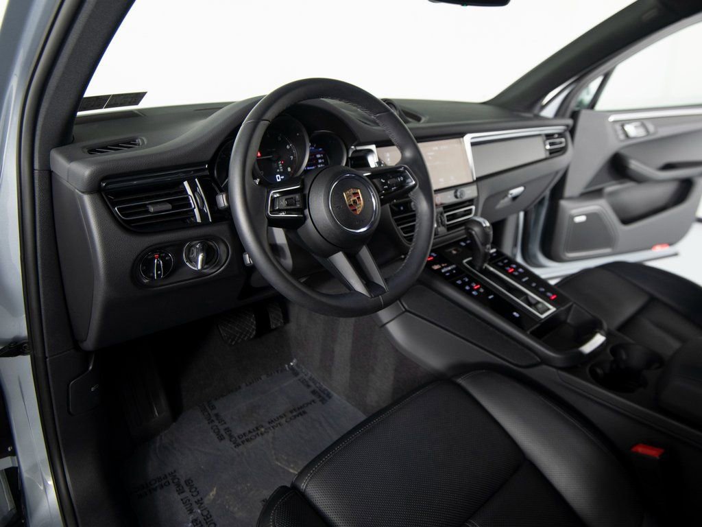 Certified 2025 Porsche Macan image 4