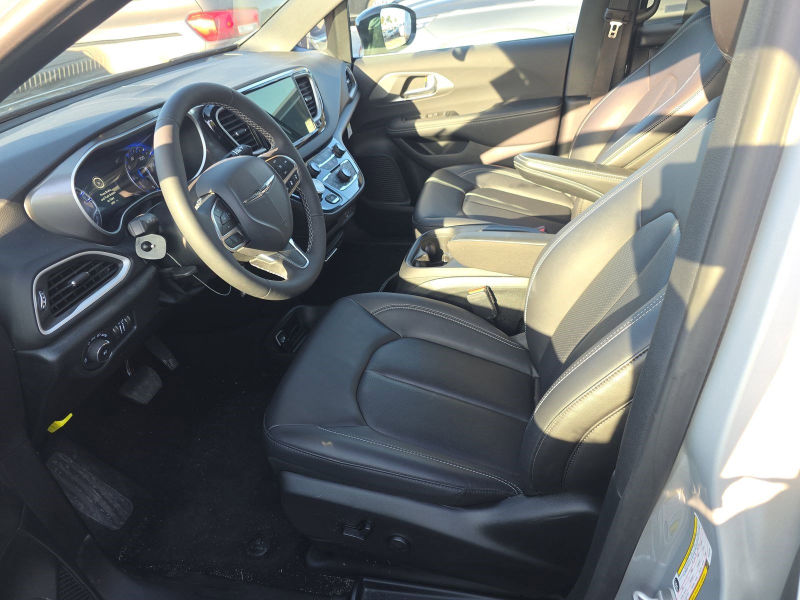 Used 2026 Chrysler Pacifica Select image 13