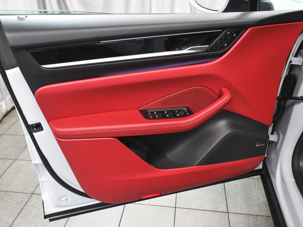 Used 2025 Porsche Macan 4 Electric AWD/4WD image 9