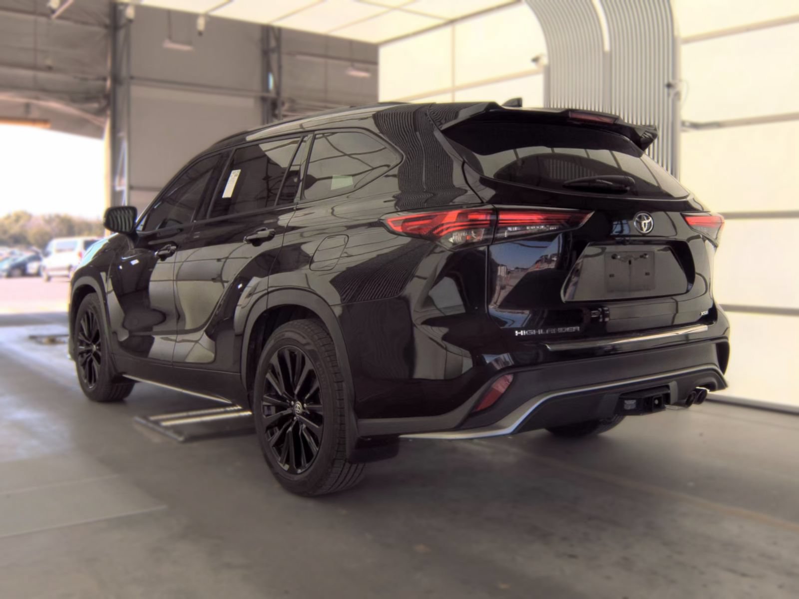 Used 2021 Toyota Highlander XSE FWD image 2